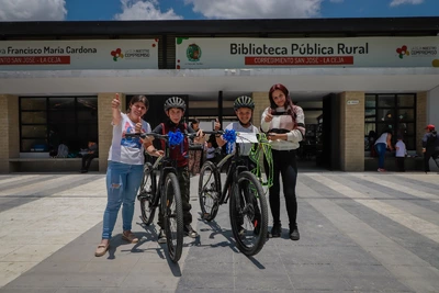 Estudiantes de La Ceja recibieron bici nueva