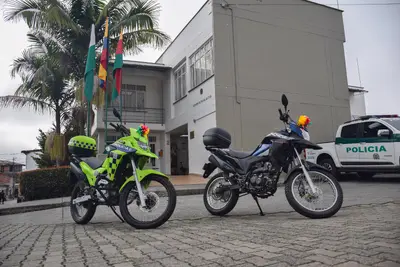 La Ceja entrega motocicletas a la Policía Nacional para el fortalecimiento de la seguridad de sus habitantes.
