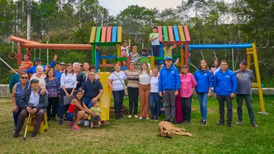 Entrega de Parques Infantiles de materiales reciclables en La Ceja
